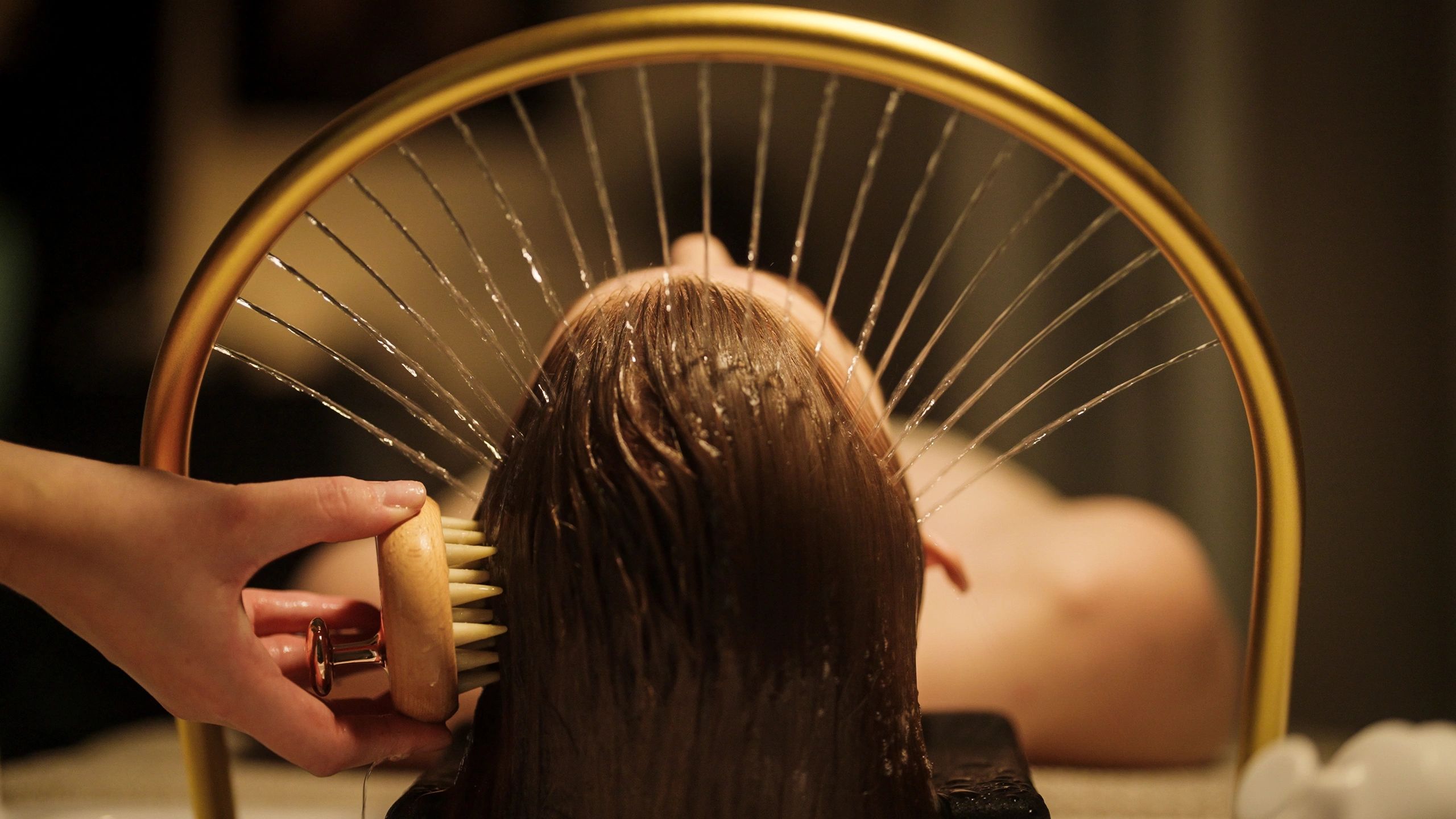 A relaxing treatment for the head and hair